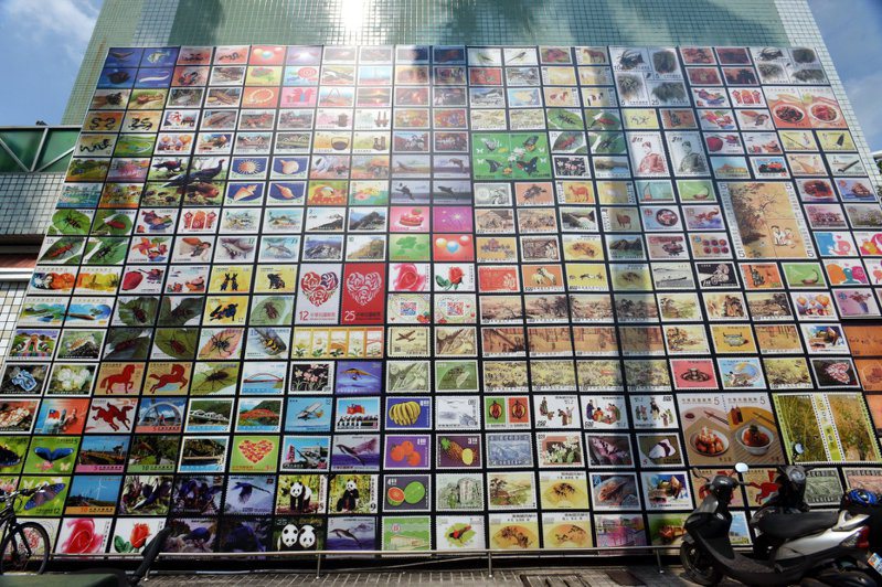 中興新村郵局外約2層樓高的郵票燈牆共展示了328枚郵票，郵票圖案年代橫跨半世紀，成特色地景。圖／擷取自「國發會」臉書
