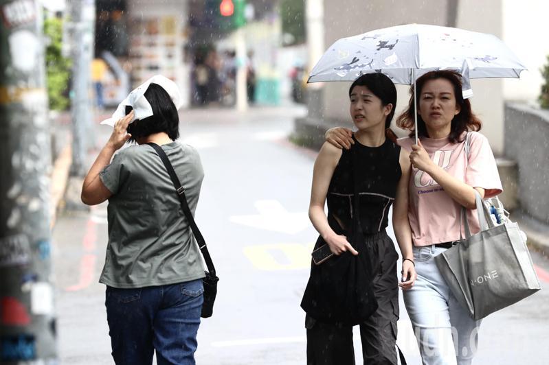 滯留鋒將在台灣南北徘徊一周，易有短時強降雨，出門記得攜帶傘具。 聯合報系資料照／記者林伯東攝影