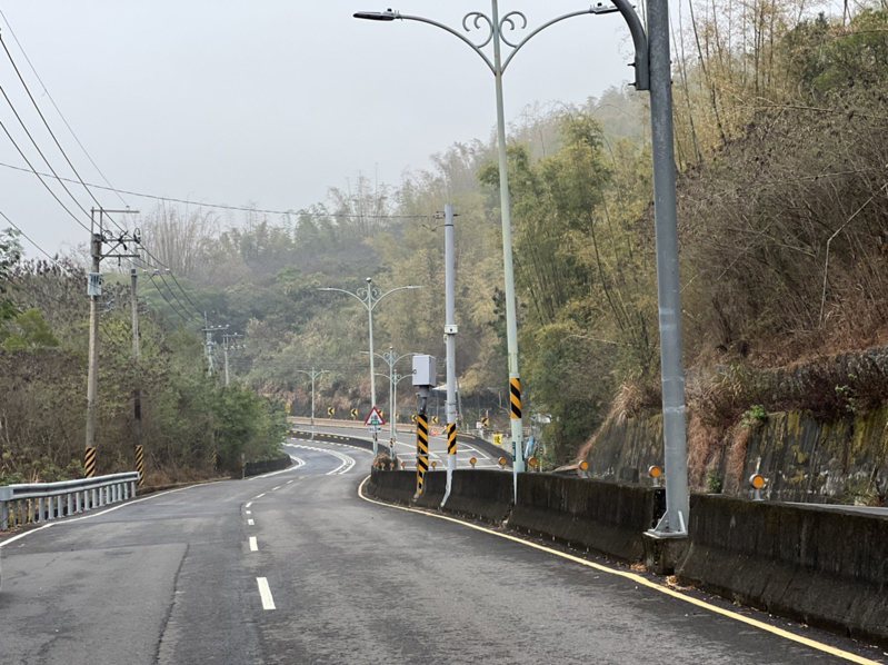 台南市道182線龍崎段「區間測速」原有6公里，今年起調整從27.2公里至28.5公里段約1公里多距離，作為縮短後區間測速新的雙向偵測範圍。圖／台南市交通大隊提供