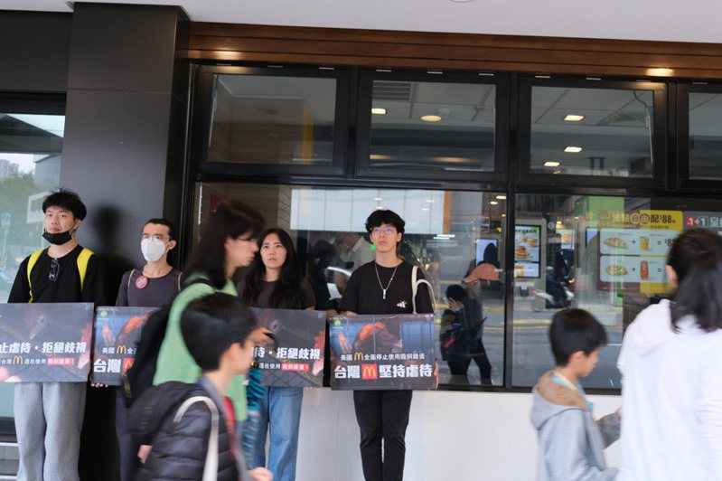 今天是復活節，動社至麥當勞林森二店抗議，要求台灣麥當勞盡速提出全面改用非籠飼雞蛋的期程。圖／動社提供