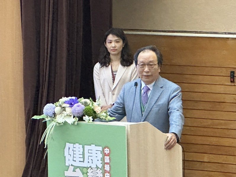 「健康台湾」论坛召集人陈志鸿呼吁政府把40岁以上的健康检查，降低到30岁。只要满30岁就给他一次免费的健康检查，当做生日礼物。记者黄寅／摄影