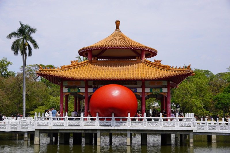 紅球計畫在台南景點、巷弄出現，南市文化局統計每天約吸引4千人。一名網友好奇「台南紅球為什麼會有這麼多人關注？」圖／南市文化局提供