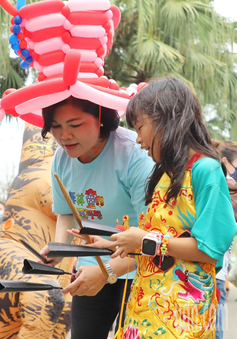 云林县长张丽善也童心未泯，带起气球彩帽和孩子开心玩在一起。记者蔡维斌／摄影