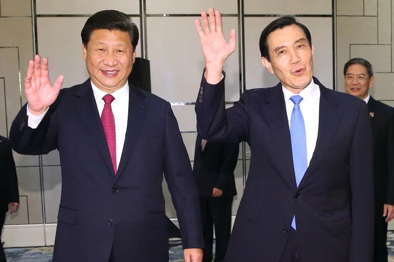 前總統馬英九（右）4月1日啟程訪問中國大陸，是否會有「馬習二會」備受關注。圖為2015年新加坡馬習會前，馬英九與中共總書記習近平（左）進場前向媒體記者揮手。圖／聯合報系資料照片