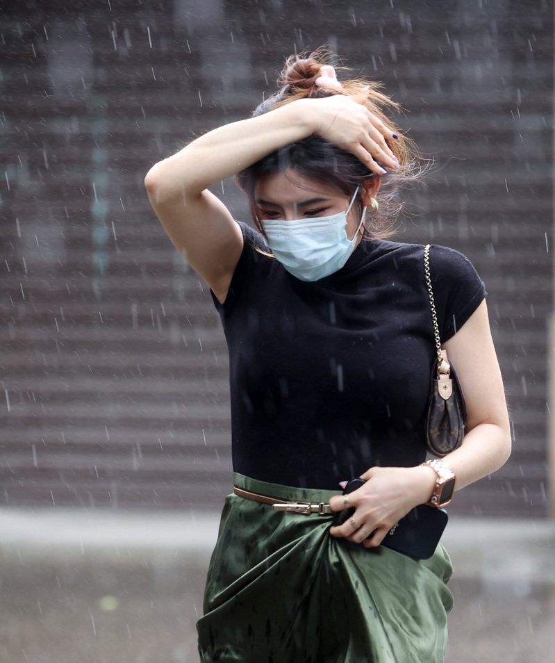 氣象署針對北台灣發布大雷雨示警，並發布豪雨特報，各地傳出災情，大雷雨來襲，民眾紛紛走避。本報資料照片
