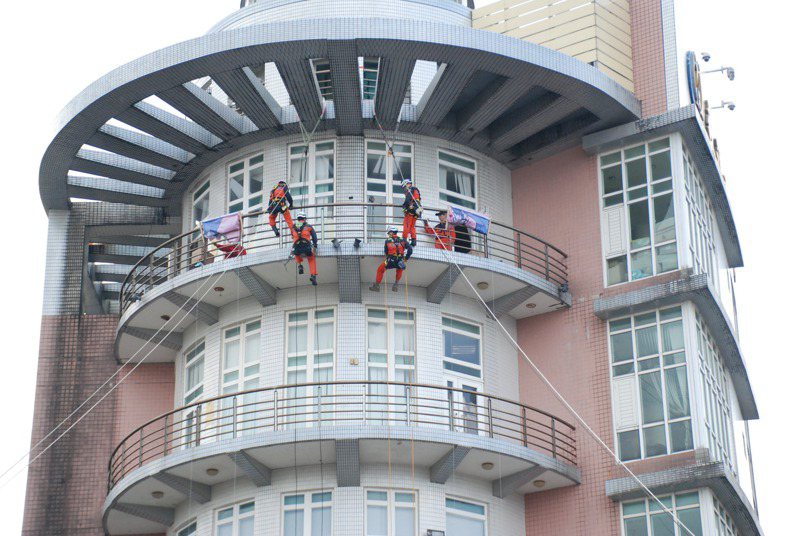 消防人员从高处大楼，示范绳索垂降。图／消防局提供