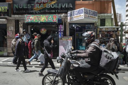 玻利維亞財政、社會經濟等問題重重，公債價格卻大幅走高，專家憂將釀成災難。（彭博資訊）