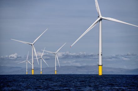 風電正成為最受歡迎的替代能源之一，但隨著風電機變得愈來愈大，負責安裝的船舶規模也必須同步擴大。（彭博資訊）