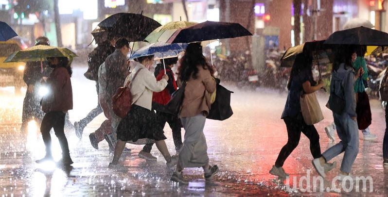 北台灣對流雲系發展旺盛，北部地區今天出現強降雨伴隨春雷，這波雨勢將持續到明天，周二起轉為晴朗穩定的好天氣。記者侯永全／攝影
