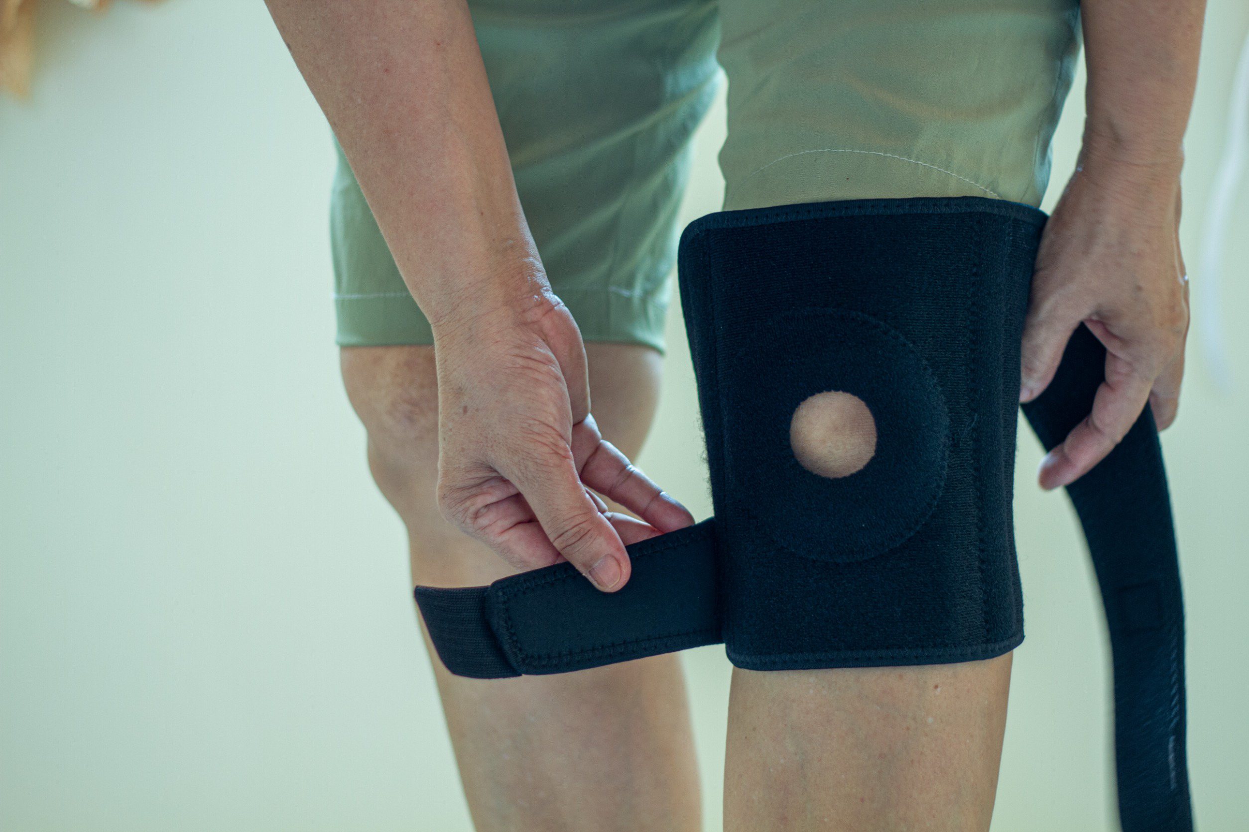 使用護膝支撐保護膝關節，可減少腿部承受的壓力。圖／123RF