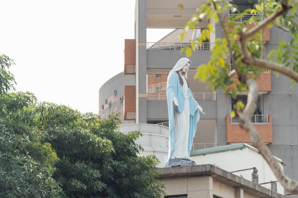 徐匯中學的聖母像是在地人從小到大清晰可辨的土地印記。 攝影／Kris Kang