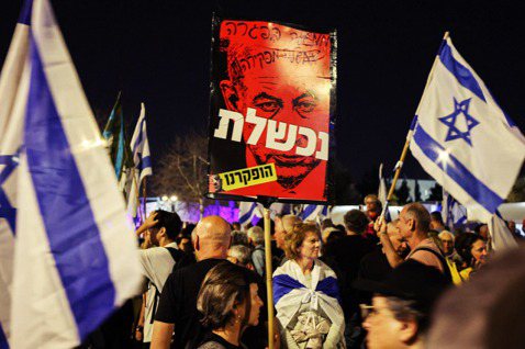 3月31日在耶路撒冷的反納坦亞胡示威抗議。 圖／法新社