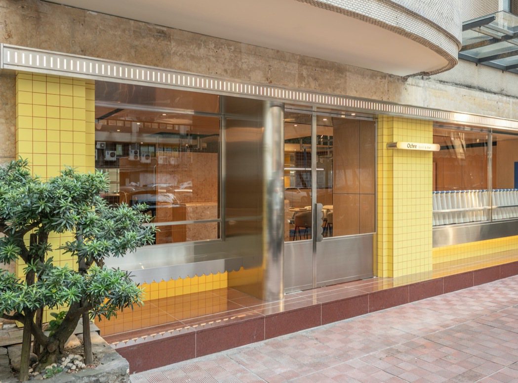 Ochre 餐廳外觀以耀眼的暖黃磚牆打造溫暖輕鬆的餐飲空間。  圖／瑪黑家居提供