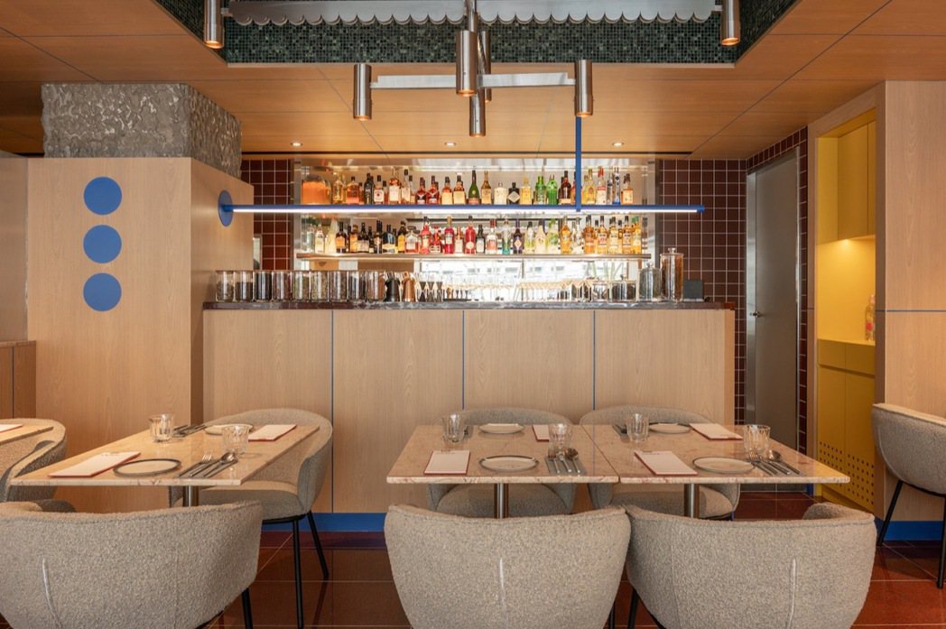 餐廳內木板間隙與錯落空間中的海軍藍彩，營造空間裡的趣味性。 圖／瑪黑家居提供