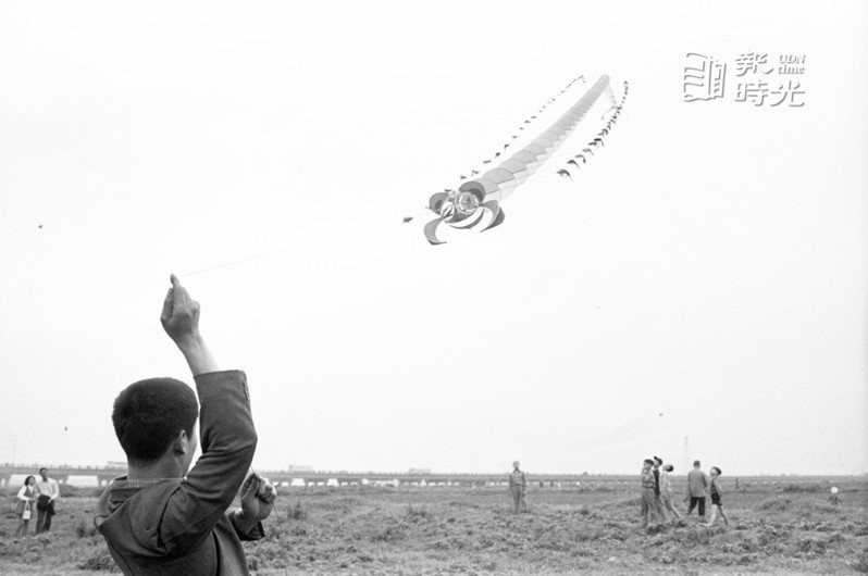 清明節風箏競賽活動現場情景。圖為一隻巨型蜈蚣風箏。圖／聯合報系資料照（1972/04/05 徐燦雄攝影）