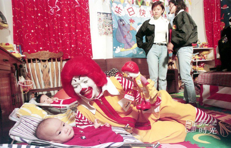 麥當勞叔叔替小孩慶生。圖／聯合報系資料照（1997/12/02 黃慶安攝影）