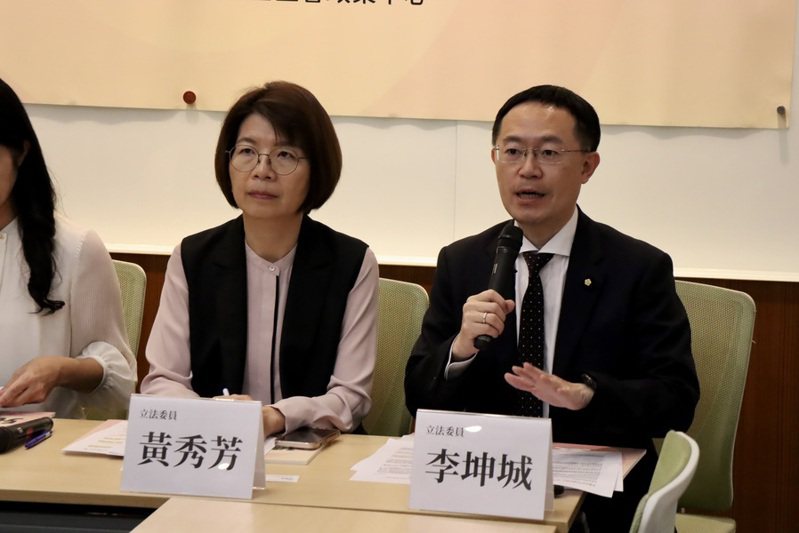 民進黨立委李坤城、陳俊宇、張雅琳與黃秀芳等人1日在兒童節前夕提出育兒政策主張。（正國會提供）