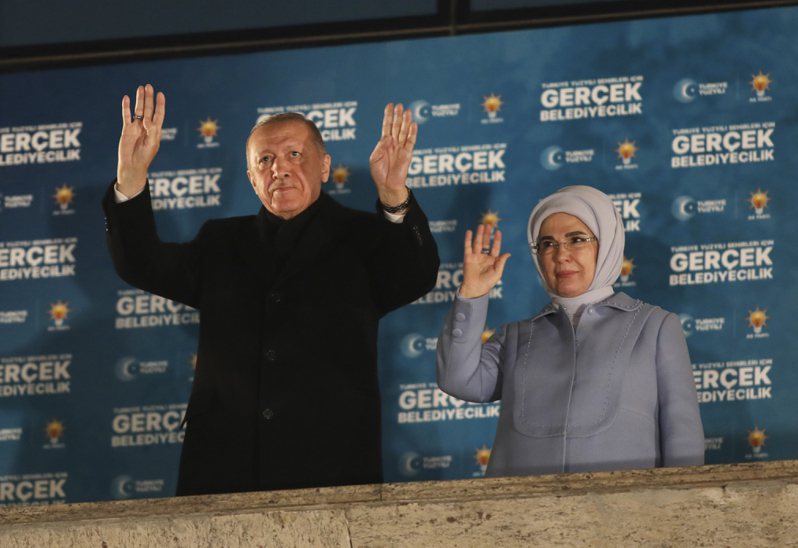 土耳其3月31日舉行全國地方選舉，最大在野黨共和人民黨大獲全勝，現任總統厄多安（左）及其正義發展黨（AKP）遭遇執政20多年來的最大挫敗。美聯社