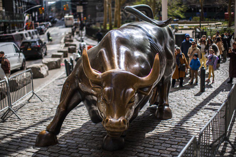 聚焦於新興市場的主動式管理ETF日益受到歡迎。圖為紐約金融區的銅牛雕像。美聯社