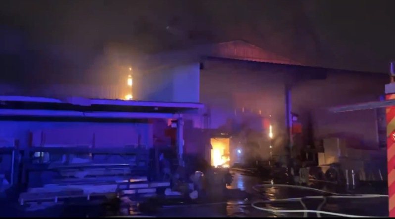 永靖乡福中巷一处铁皮工厂昨晚深夜11点多发生火警，幸无人员伤亡。图／民众提供