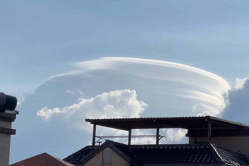 台東大武上空昨天傍晚出現俗稱「飛碟雲」的「莢狀雲」，居民爭相拿手機紀錄。圖／讀者提供