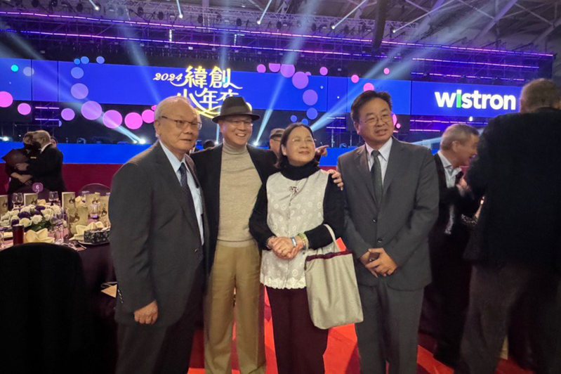 左二纬创董事长林宪铭、左三夫人古丽香。记者吴康玮／摄影