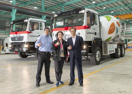 國產建材實業推動綠色運輸，圖為副董事長林明昇（左起）、董事長徐蘭英、執行長吳志仁。 國產／提供