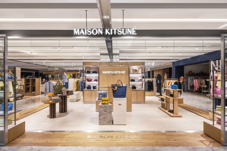 Maison Kitsuné新光三越台中中港店，為了彰顯在地門市於品牌以及地區的獨特性，因此店裝以帶有工業氛圍和突顯年輕氣息的視覺為主。圖／Maison Kitsuné提供