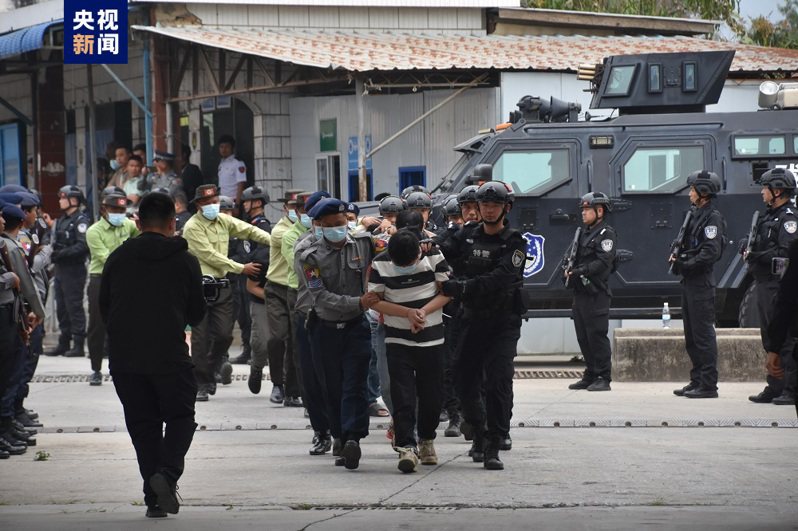 中缅警近日再度于缅北地区联合打击电信网路诈骗集团，共逮捕807名犯罪嫌疑人。（图／取自央视新闻）