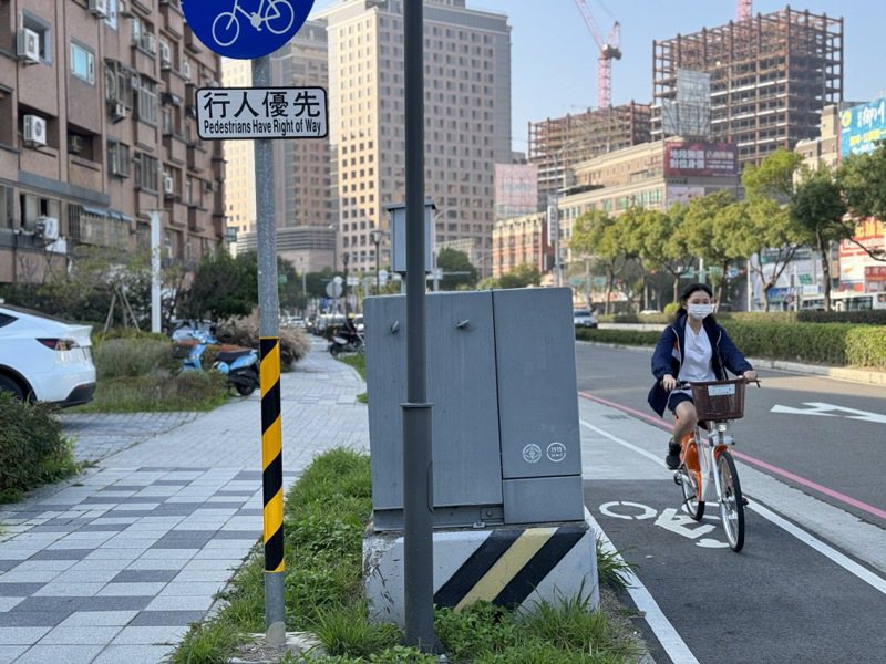 新竹县竹北市目前仅有光明六路东一段（如图）、兴隆路河堤侧设有自行车专用。记者黄羿馨／摄影