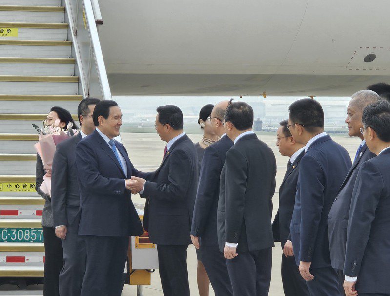 前總統馬英九（左3）1日下午抵達深圳，由大陸國台辦副主任潘賢掌（左4）等人接機。（記者廖士鋒／攝影）