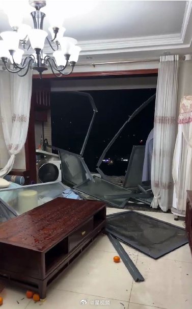 江西南昌31日凌晨突出现强风暴雨，导致多户住家窗户损毁。（图／取自微博）