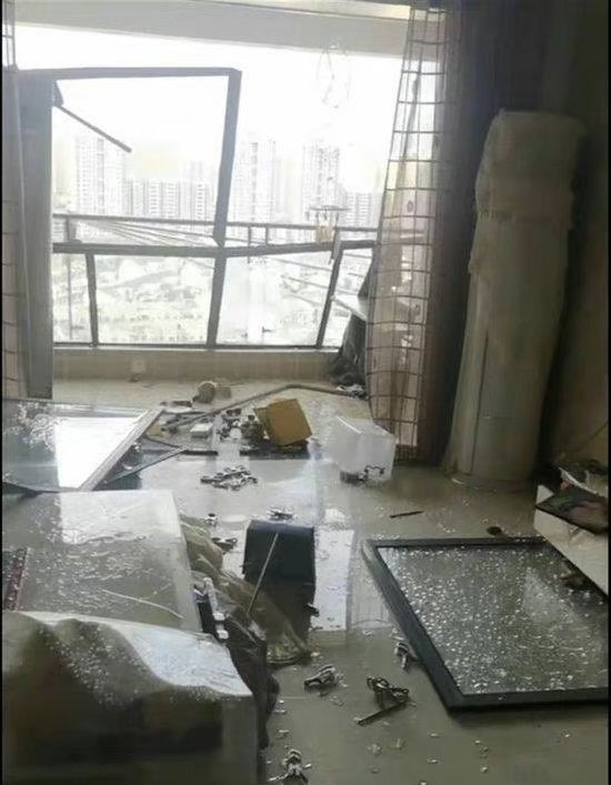 江西南昌3月31日凌晨突然出現狂風暴雨，不少民眾住家的落地窗被大風吹垮，整個客廳一片狼藉。（圖／取自微博）