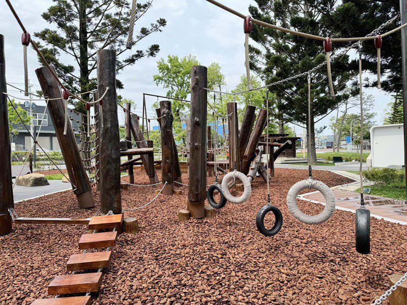 龙潭绿杉林景观公园有的游戏设施被家长投诉会造成幼童使用上的危险，市府分年龄层游戏，增设警示系统提醒家长。记者曾增勋／摄影