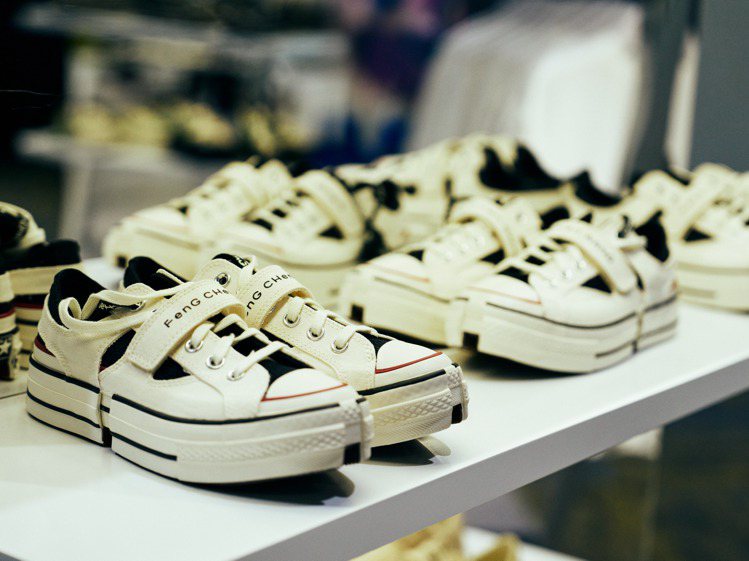 Converse x FENG CHEN WANG 2-in-1 CHUCK 70聯名系列鞋，4,580元。圖／Converse提供