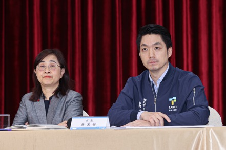 台北市政府下午舉行寶林食物中毒案後續進度記者會，市長蔣萬安（右）主持會議，並邀請副市長林奕華（左）多位部門代表及專家出席。 記者曾原信／攝影