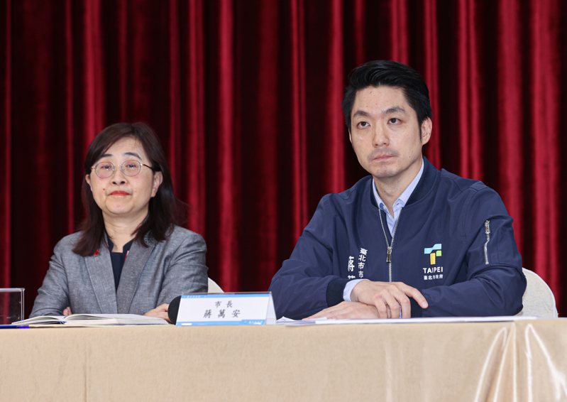 台北市政府下午举行宝林食物中毒案后续进度记者会，市长蒋万安（右）主持会议，并邀请副市长林奕华（左）多位部门代表及专家出席。记者曾原信／摄影