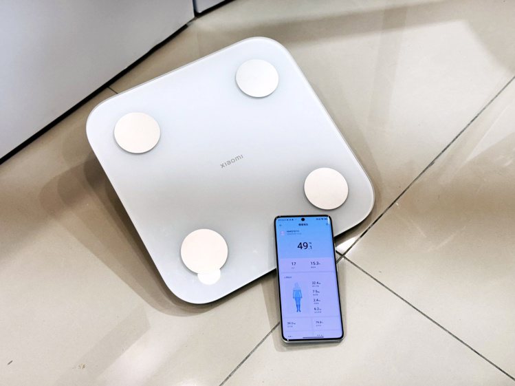 智慧家居再添生力軍，Xiaomi體脂計S400採用雙頻精準測量，單一設備就能儲存最多36位家庭成員資訊，一機掌握全家健康狀況。記者黃筱晴／攝影