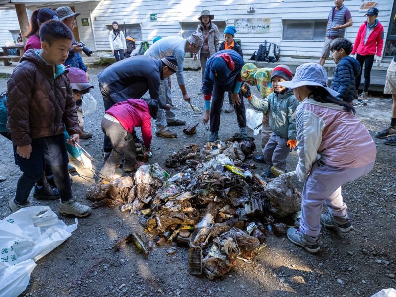 雪霸國家公園雪東線去年8月親子淨山活動，清出各式垃圾。圖／台北市出去玩戶外生活分享協會提供
