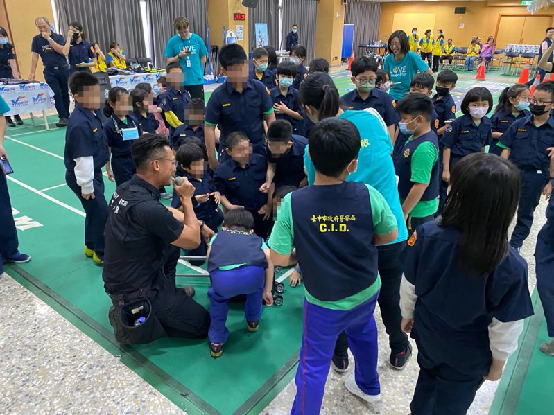 台中市第四警分局今天舉辦小小警察營活動，邀請來自弱勢家庭的60名學童參與。圖／第四警分局提供
