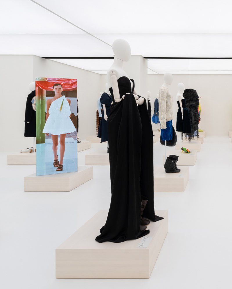 「Fashion Without Limits」展区69款男女装刻画Jonathan Anderson自2013年担任创意总监以来的时装系列。图／LOEWE提供