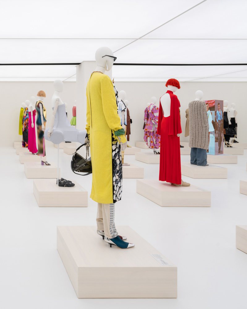 「Fashion Without Limits」展区69款男女装刻画Jonathan Anderson自2013年担任创意总监以来的时装系列。图／LOEWE提供