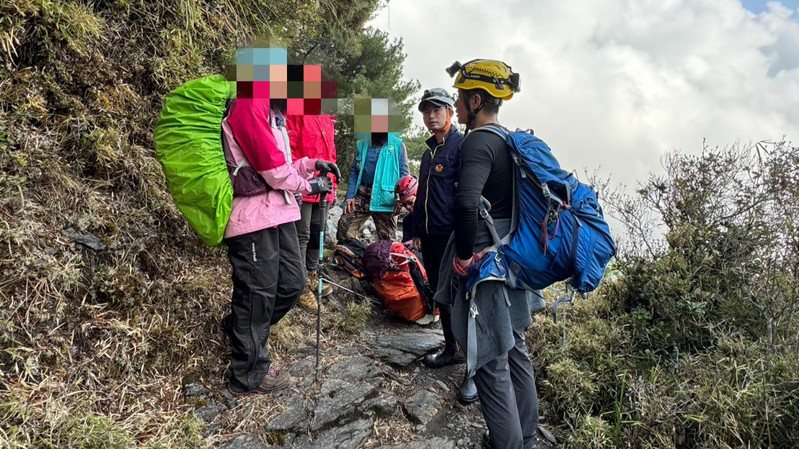 嘉义县消防救护人员抢救女山友到步道上并陪同下山。图／翻摄画面