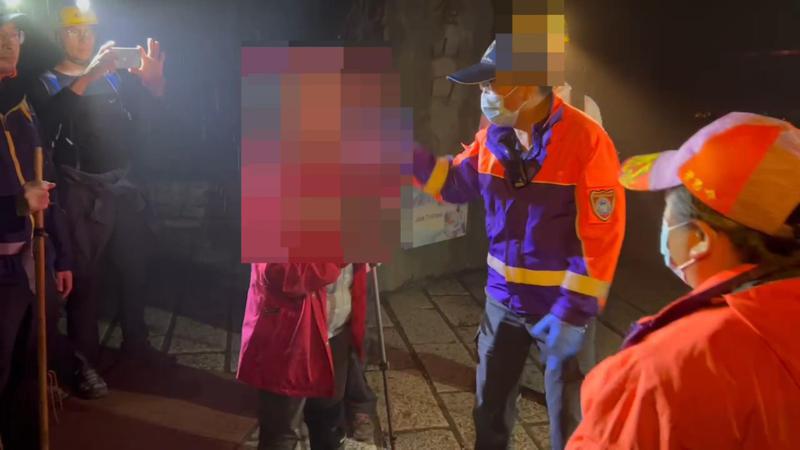 嘉义县消防救护人员协助女山友下山时已是晚上。图／翻摄画面