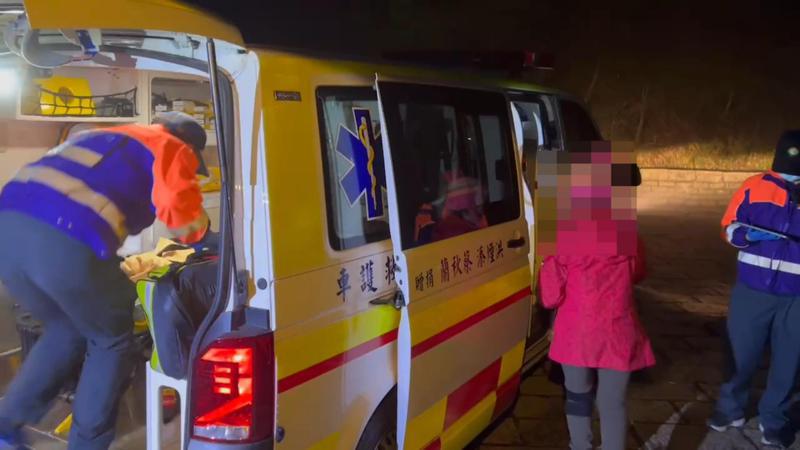 嘉义县消防救护人员以救护车协助女山友下山救医。图／翻摄画面