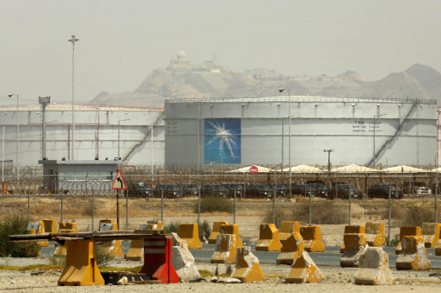 業界消息人士透露，中東基準油價的溢價擴大， 顯示原油供給轉緊，沙烏地阿拉伯可能會調升5月銷往亞洲的油價。 美聯社