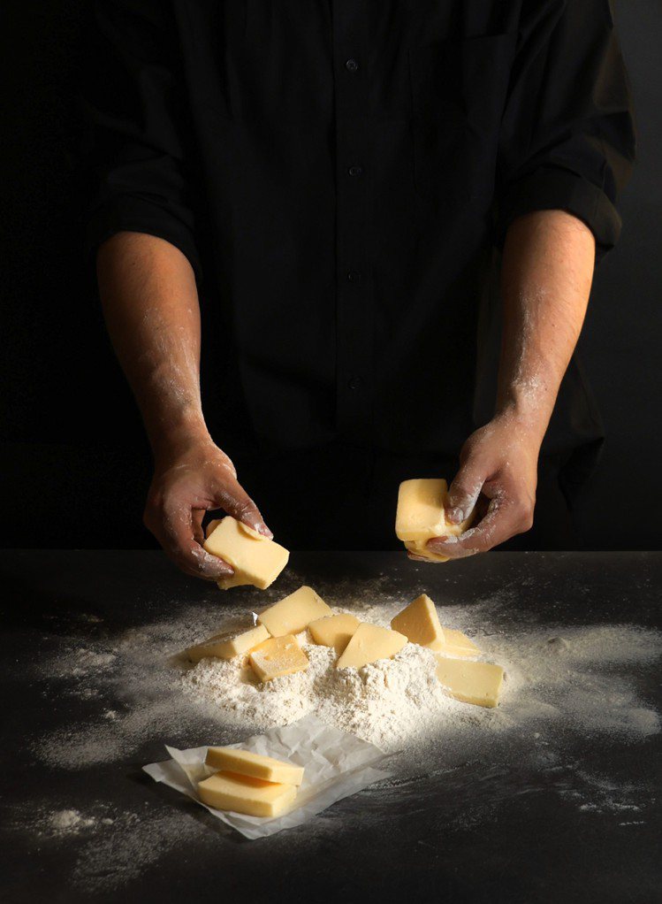 「Buttered Flour」堅信酥皮點心的美味基礎，來自職人以雙手的溫度充分揉捻優質的奶油與麵粉。圖／Miacucina集團提供