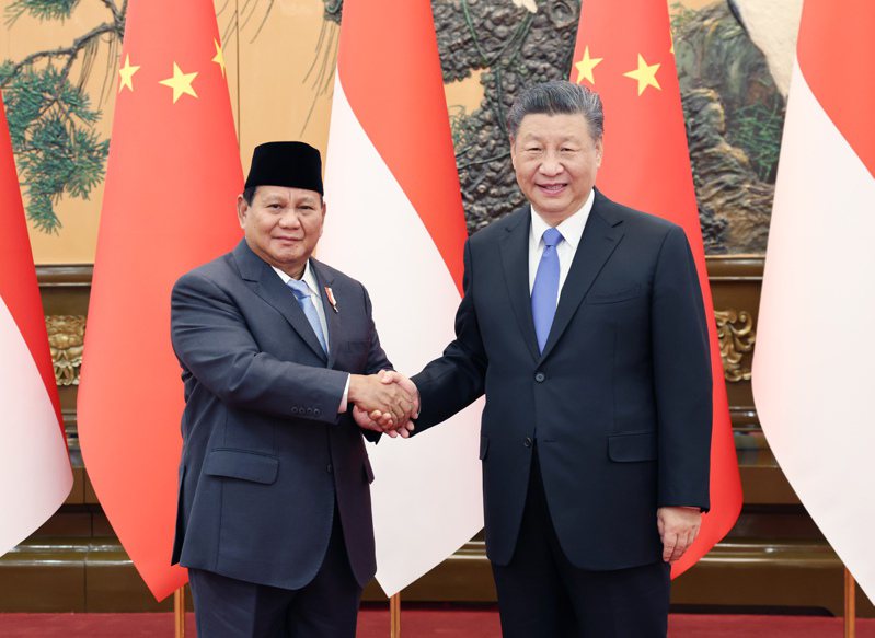 大陸國家主席習近平（右）昨天在北京人民大會堂與印尼準總統普拉伯沃舉行會談，普拉伯沃表態願延續對中友好政策。（新華社）