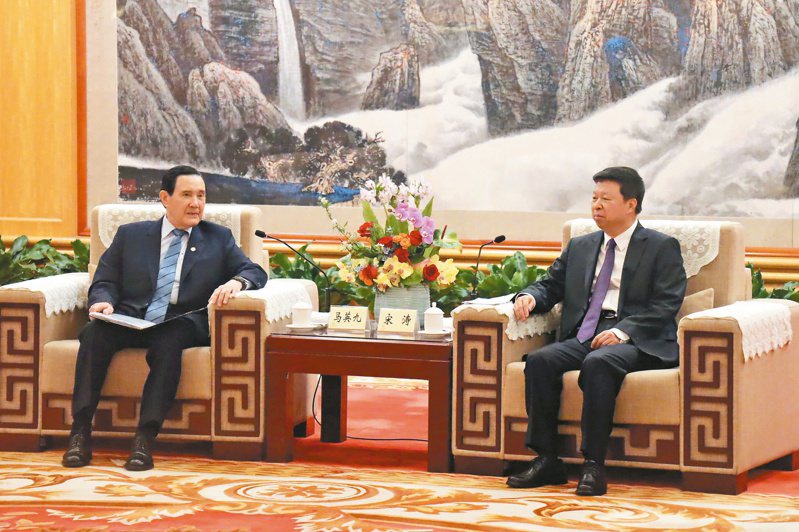 前總統馬英九（左）昨天傍晚在深圳會見大陸國台辦主任宋濤（右），強調兩岸的和平穩定不只是造福兩岸，對全世界也有巨大意義。記者廖士鋒／攝影