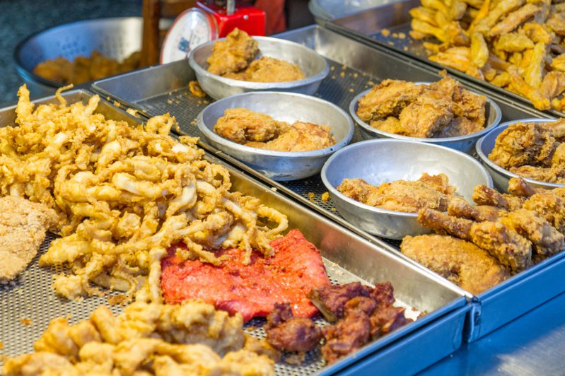 一名網友抱怨，國民小吃鹹酥雞貴到不如吃速食店。示意圖／ingimage